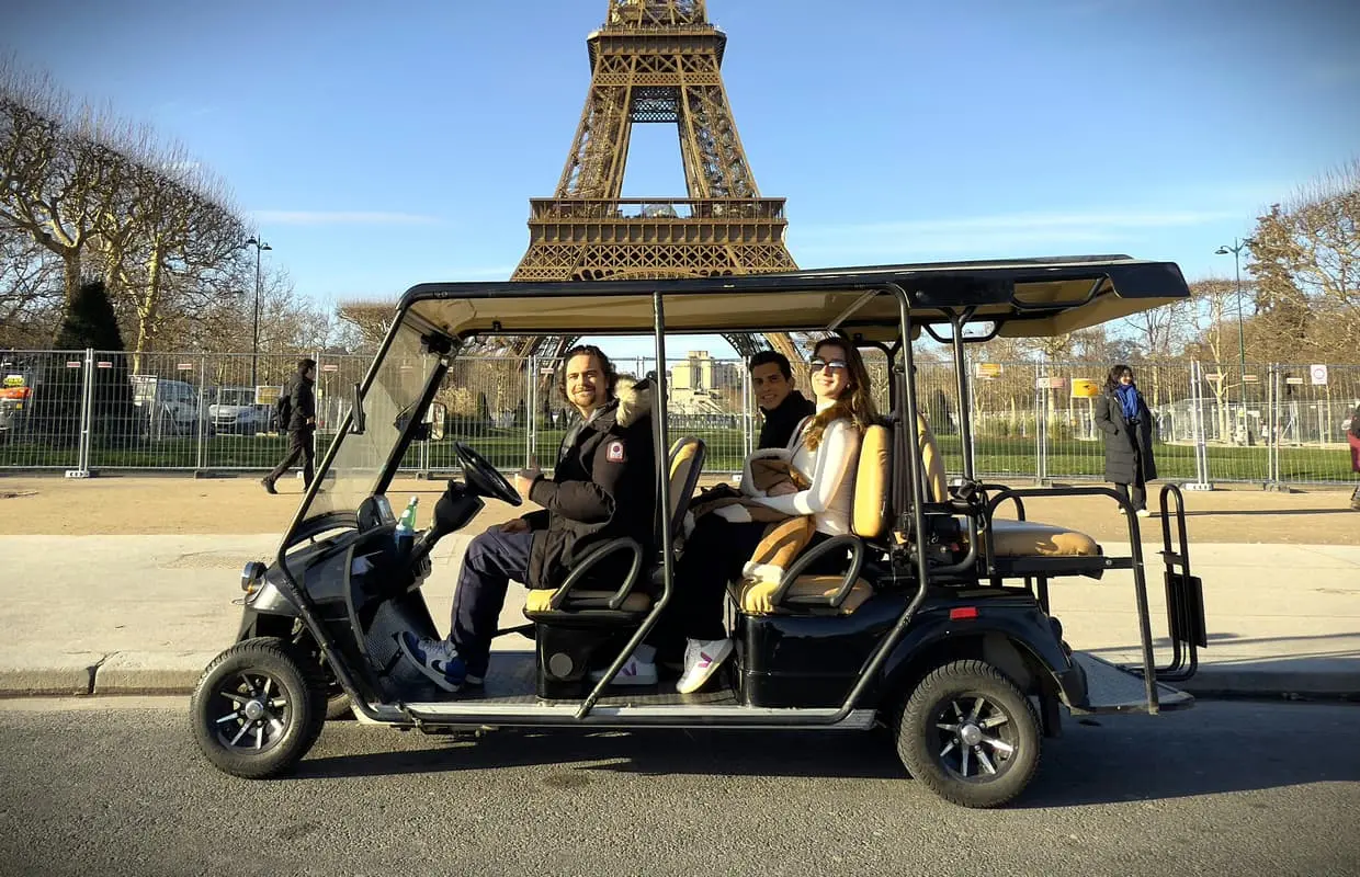 Happy clients on a private golf cart tour near Les Invalides in Paris